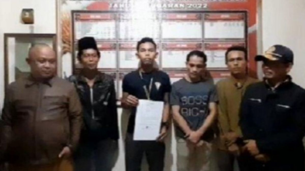 Andriaman Lase (AL) alias Direk, ketiga dari kanan yang minggat bersama Anggi Anggraeni sehari setelah pernikahan perempuan itu dengan Fahmi Husaeni (nomor empat dari kanan) [[screenshot].]