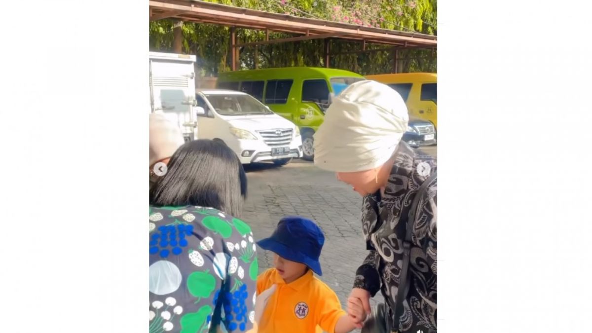 Guru Gala Sky disebut mirip mendiang Vanessa Angel [(Instagram/@dewizuhriati)]