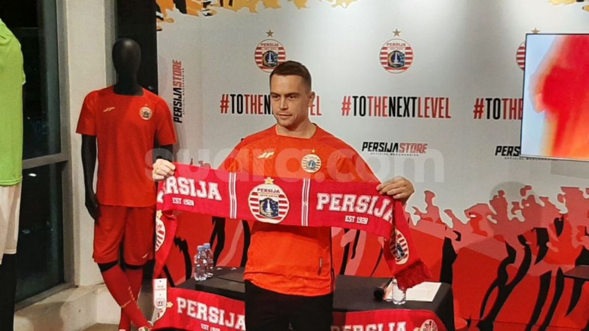 Maciej Gajos diperkenalkan sebagai pemain asing anyar Persija Jakarta, Jumat (14/7/2023). [(Suara.com/Adie Prasetyo Nugraha)]