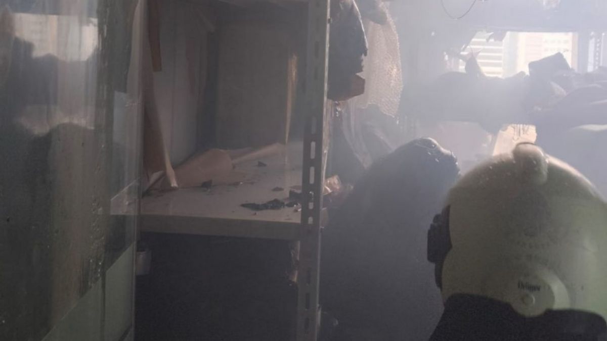 Kebakaran di lantai 7 Menara K-Link, Jalan Gatot Subroto, Setiabudi, Jakarta Selatan diduga bersumber dari kompor gas [[Foto dok. Damkar].]