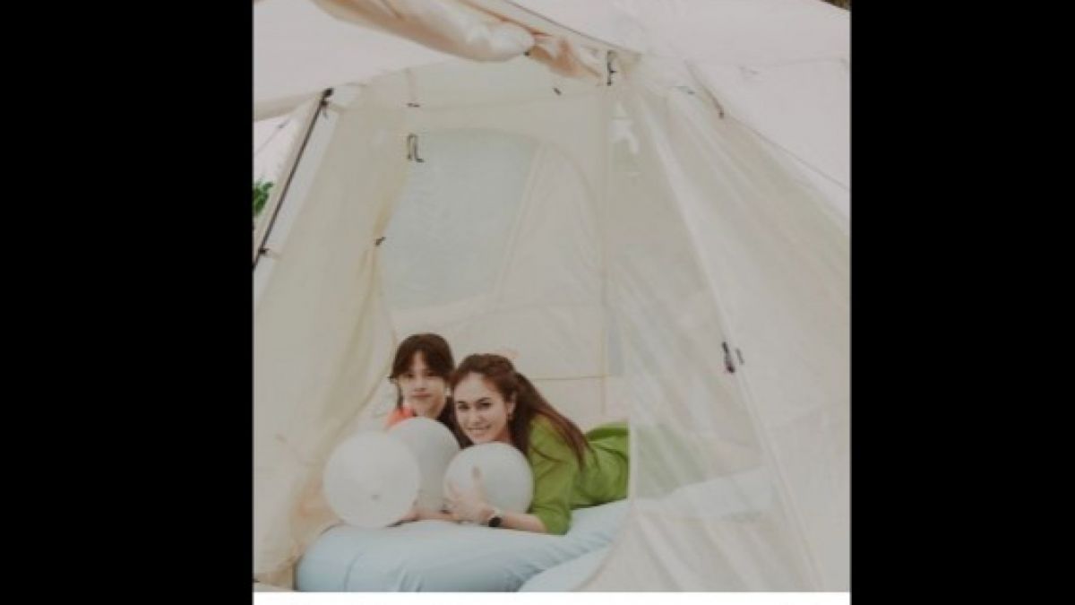 Wulan Guritno dan putri bungsunya yang berulang tahun ke-13, London. Selamat ulang tahun, L! [[screenshot Instagram].]