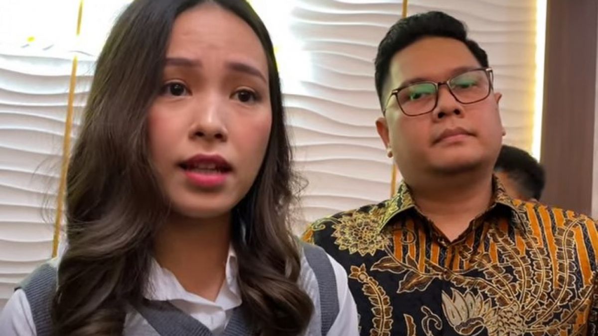 Lady Nayoan dan pengacara [YouTube]