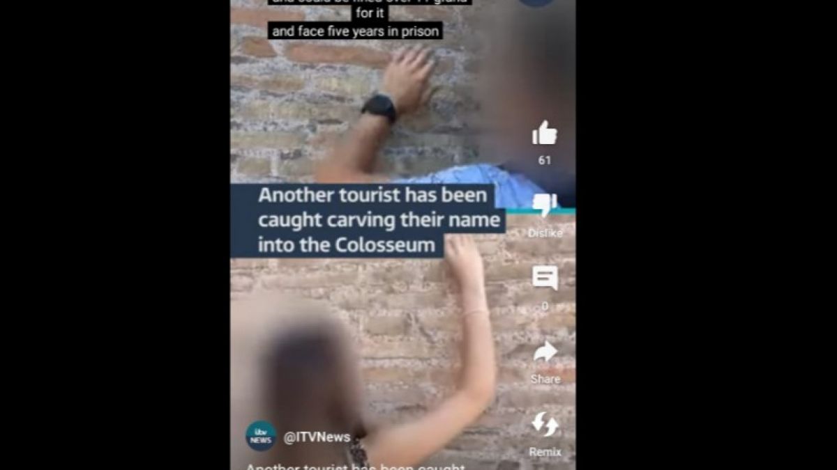 Aksi grafiti yang dilakukan turis di Colosseum Roma, Italia, di waktu berbeda. Atas: kejadian yang viral di media sosial. Bawah: kejadian seminggu kemudian, juga dilakukan tanpa peduli direkam [[screenshot TikTok @ITVNews]]