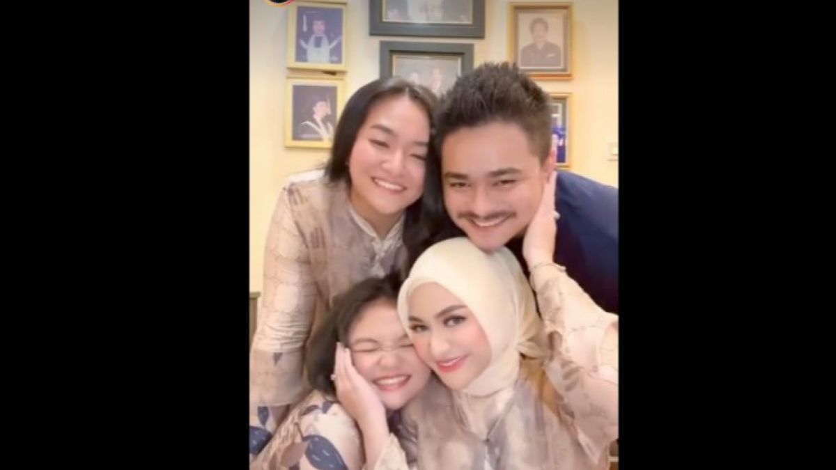 Foto keluarga The Holschers tanpa Adzam di saat Lebaran 2023 [[screenshot Instagram].]