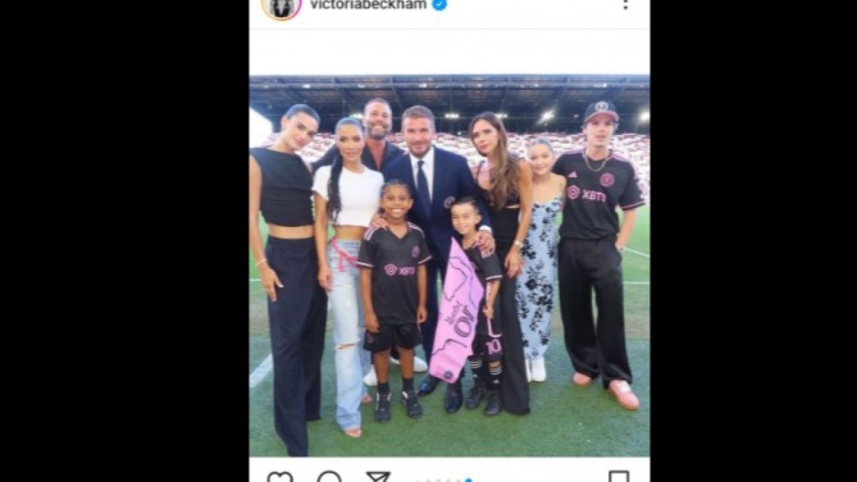 Keluarga Victoria Beckham saat berpotret dengan keluarga Kim Kardashian di League Cup Amerika Serikat [[Instagram]]