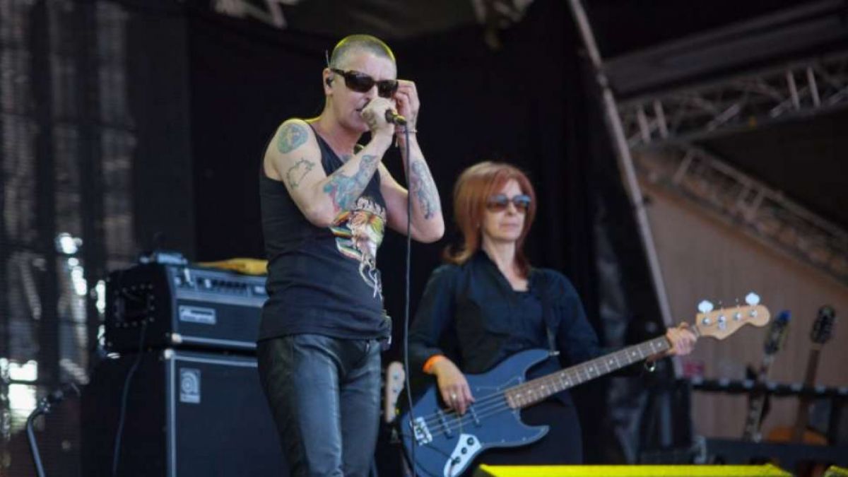 Sinead O'Connor dalam sebuah panggung pertunjukan sekira 2008 [[Shutterstock].]