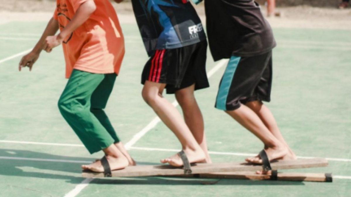 Lomba lari bakiak termasuk lomba legend 17 Agustusan [[Unsplash].]