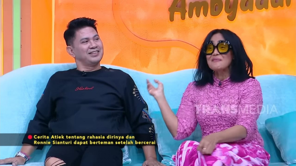 Mantan pasangan legendaris: penyanyi Ronnie Sianturi dan Atiek CB [[screenshot Trans7].]