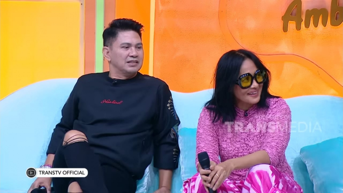 Ronnie Sianturi dan Atiek CB bernostalgia cinta lama yang kini menjadi pertemanan bebas dari permusuhan [[screenshot TransTV].]