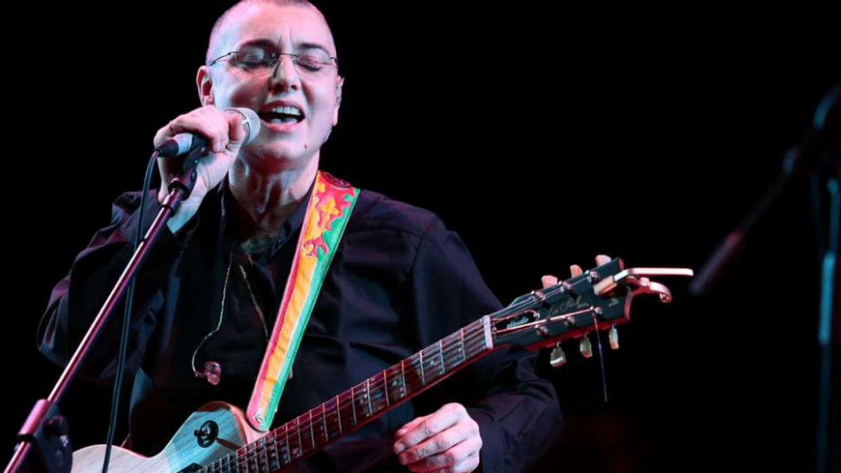 Sinead O'Connor saat tampil di konsernya, 