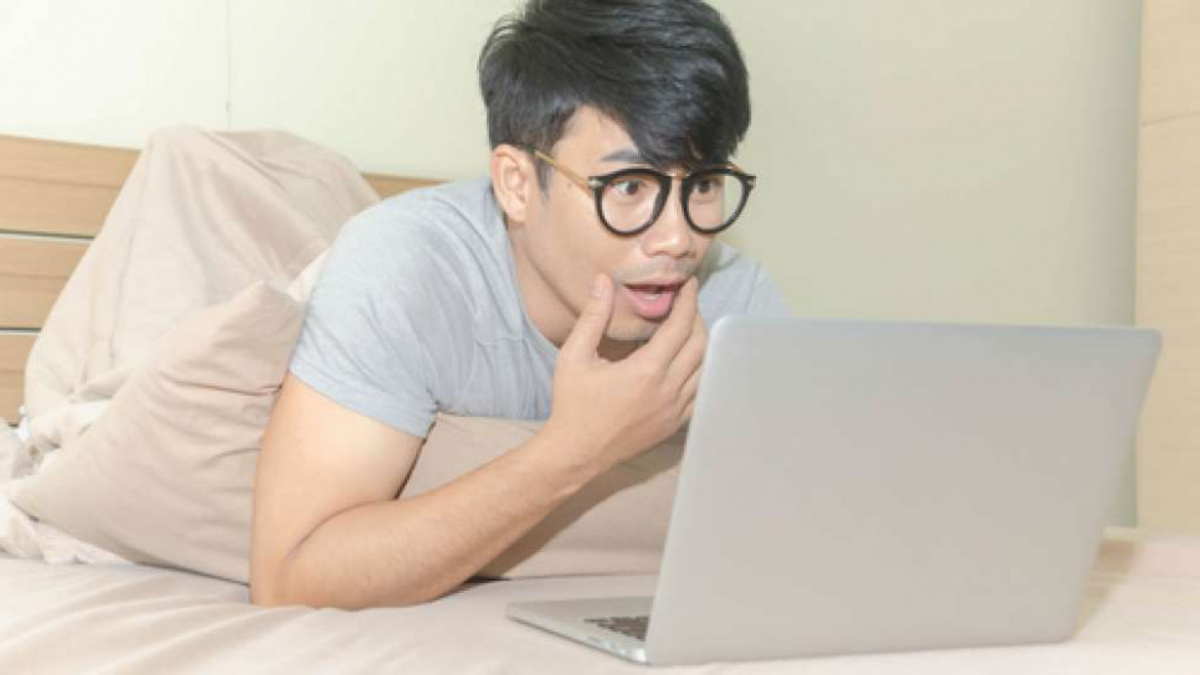 Ilustrasi lelaki sedang nonton film biru atau film dewasa, pornografi [(Shutterstock)]