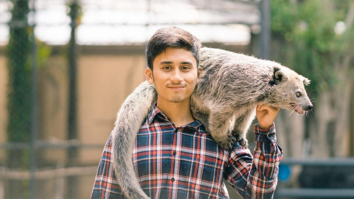 Alshad Ahmad bersama binturong Jawa. [[Instagram/alshadahmad]]