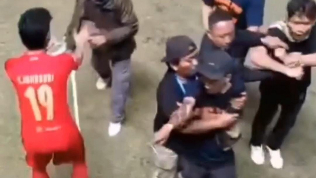 Aksi bek Persija Hanif Sjahbandi melerai oknum suporter PSS Sleman. [Istimewa]