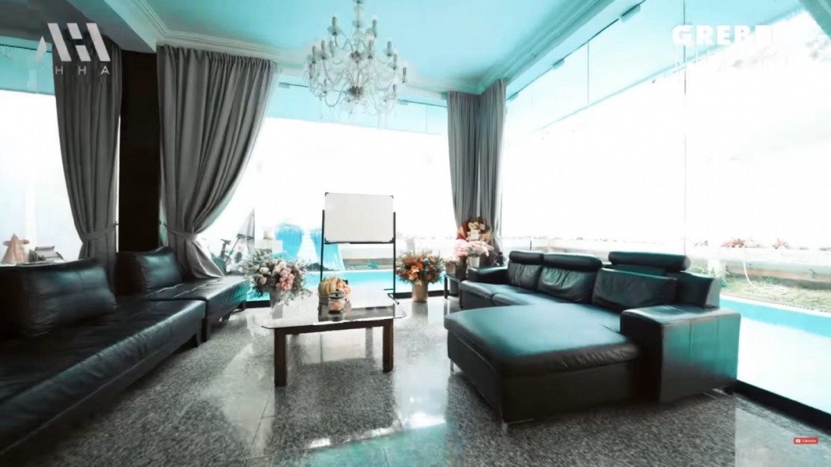 Potret rumah Rizky Billar dan Lesti Kejora. [[YouTube/Atta Halilintar]]