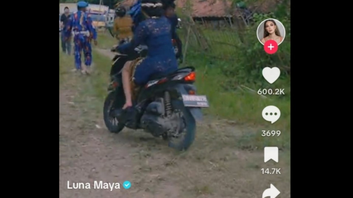Kerennya Luna Maya geber motor bebek tanpa gentar [[TikTok Luna Maya].]