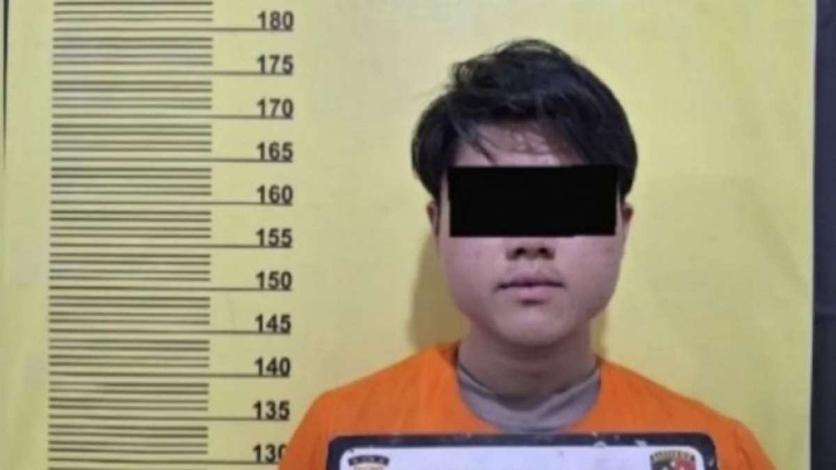 Robert Herison saat ditetapkan sebagai tersangka terkait dengan dugaan pelecehan simbol negara [[ANTARA/Alfisnardo]]