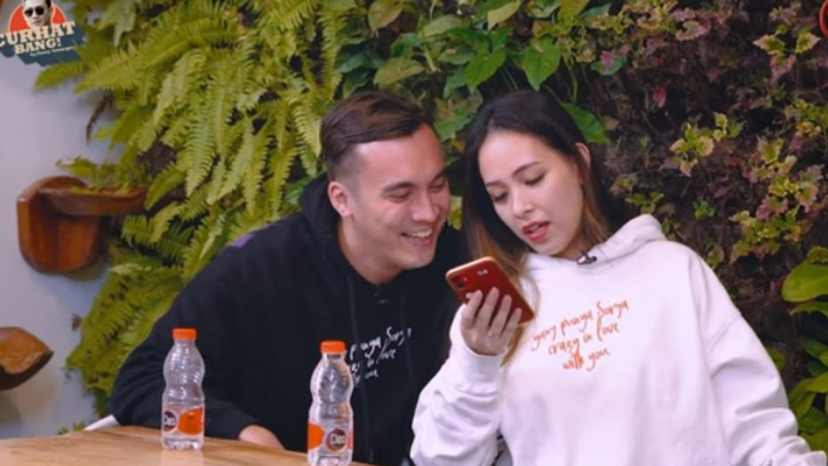 Saat Lady Nayoan dan Rendy Kjaernett bacakan komentar netizen, seperti rekayasa kecelakaan dan Rendy menyatakan bukan stuntman [[screenshot podcast Denny Sumargo, Woy Curhat Bang!]]