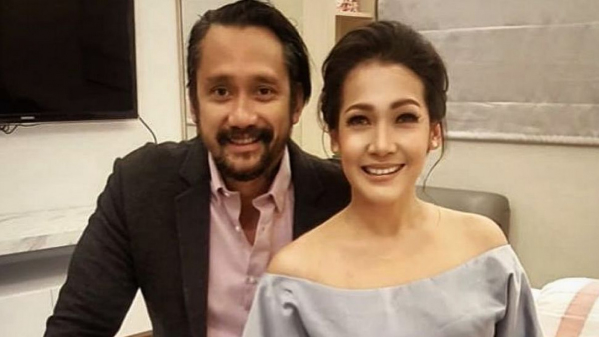 Ibu Tora Sudiro meninggal dunia pada Sabtu (19/8/2023). Foto: Tora Sudiro dan Mieke Amalia. [Instagram]