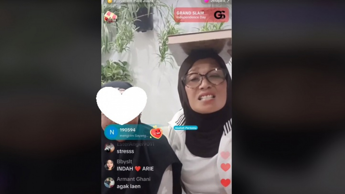 Aksi Nursyah sebut Arie Kriting pakai ilmu hitam sambil menopang Al Qur'an [(TikTok)]