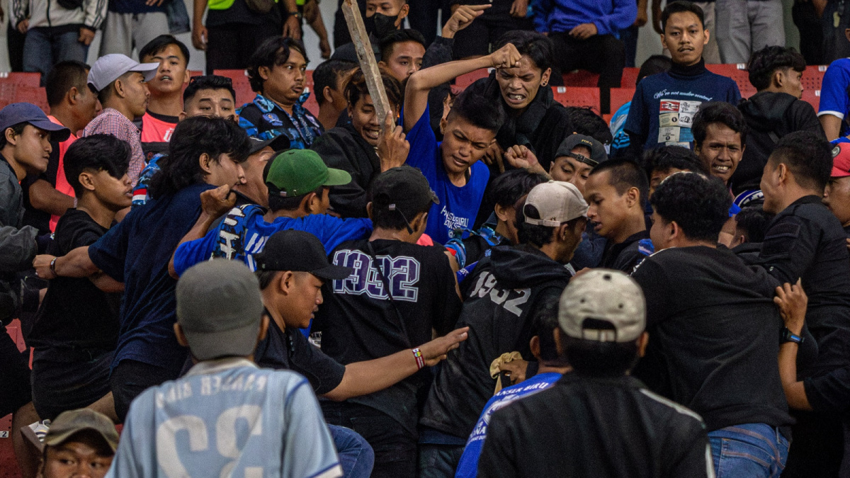 Ricuh antarpendukung dalam pertandingan Liga 1 antara PSIS Semarang vs Persib di Stadion Jatidiri, Minggu (20/8/2023). [Antara]