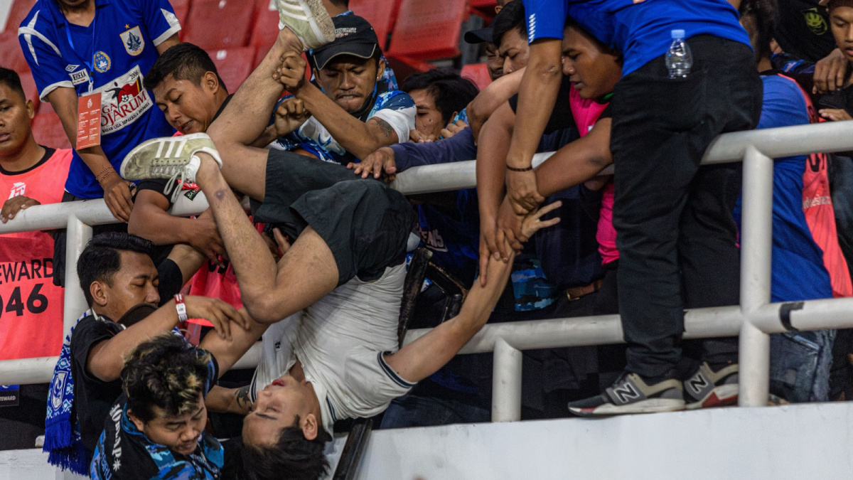 Ricuh antarpendukung dalam pertandingan Liga 1 antara PSIS Semarang vs Persib di Stadion Jatidiri, Minggu (20/8/2023). [Antara]