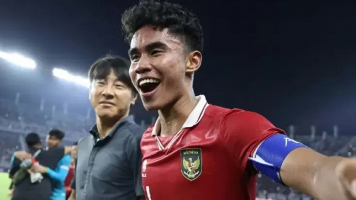 Coach Shin Tae-yong dan Muhammad Ferarri - Timnas Indonesia U-23 selesai laga kontra Timnas Thailand di AFF U-23 2023 [[dok. PSSI]]