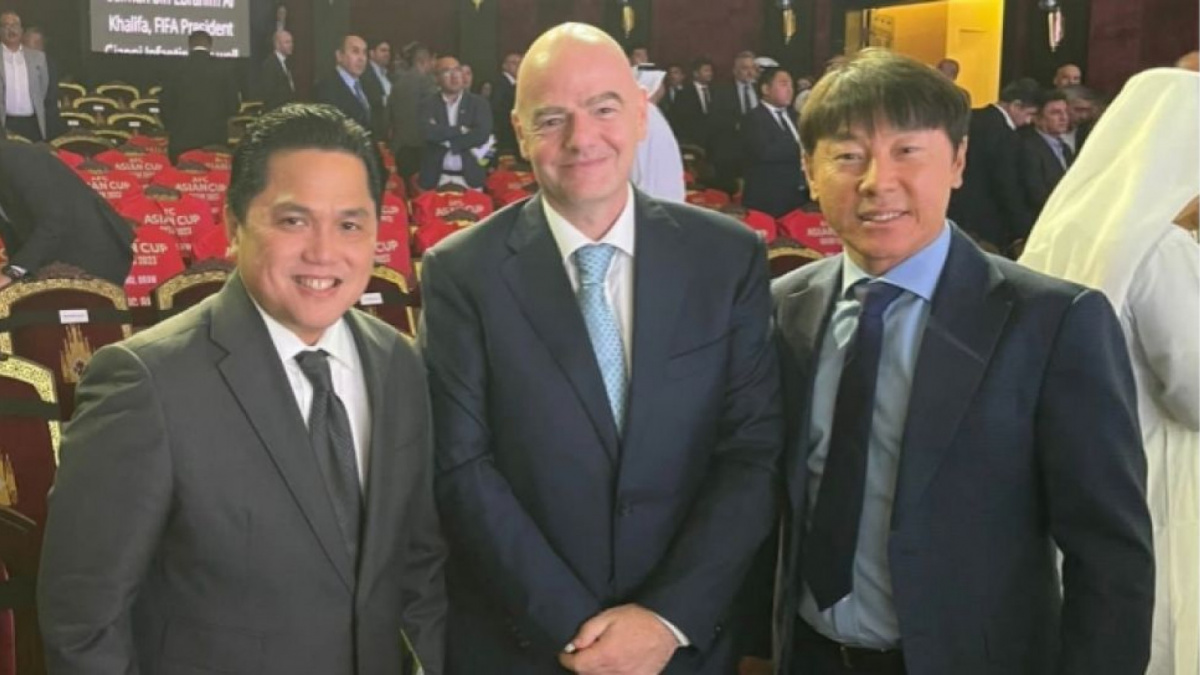 Ketua Umum PSSI, Erick Thohir (kiri) dan pelatih Timnas Indonesia, Shin Tae Yong (kanan) berfoto bersama Presiden FIFA, Gianni Infantino di acara drawing grup Piala Asia 2023 [(pssi.org)]