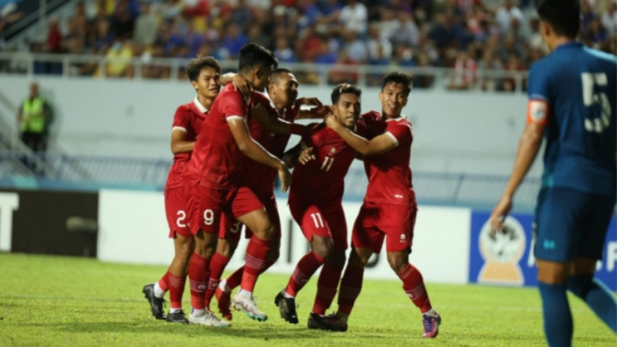 Selebrasi Timnas Indonesia setelah Jeam Kelly Sroyer menyarangkan gol di menit ke-10 dalam semifinal AFF Cup U-23 2023 kontra Thailand [(pssi.org)]