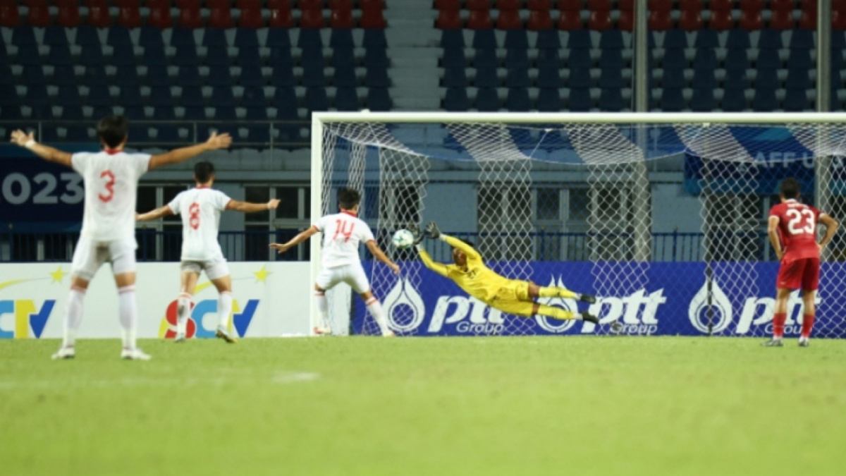 Kiper Timnas Indonesia U-23, Ernando Ari dalam laga final AFF U-23 2023 menghalau tendangan pemain Vietnam [(pssi.org)]