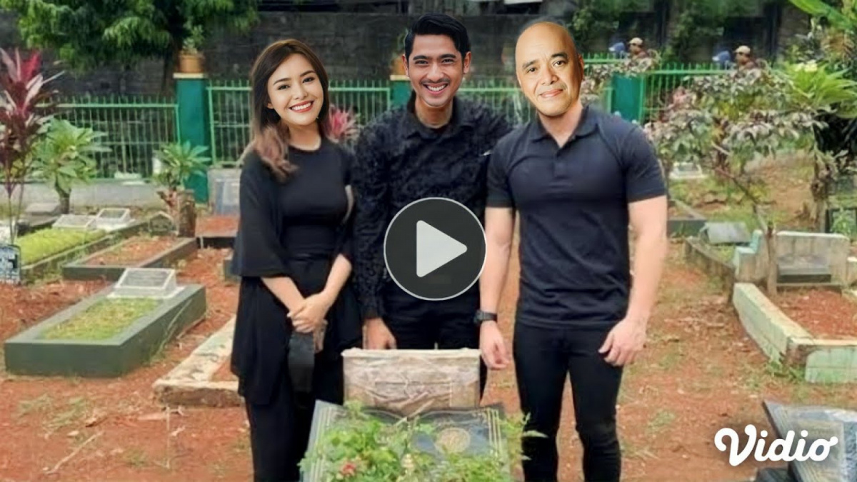 Benarkah Arya nyekar ke makam ibunda Amanda. [[YouTube/SAFA OFFICIAL]]
