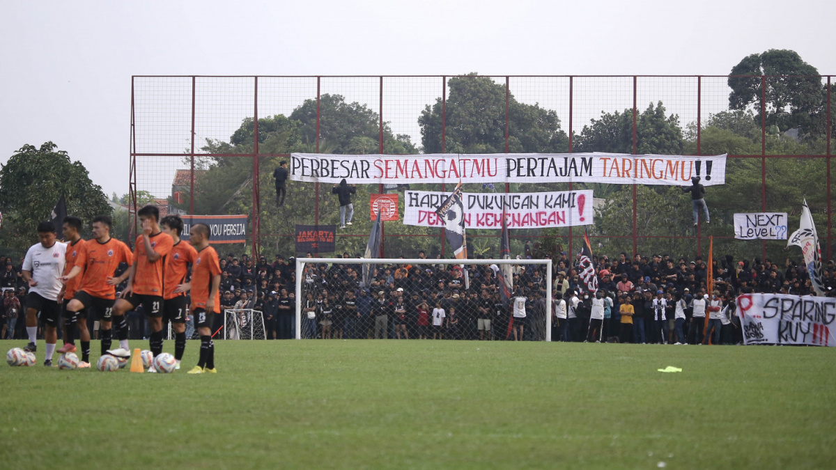 Sekitar seribu Jakmania mendatang tempat latihan Persija di Bojongsari, Depok (29/8/2023). [Persija]