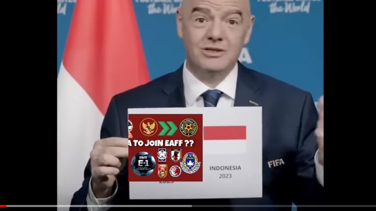 Pembuat video melakukan rekayasa seolah Presiden FIFA Gianni Infantino tengah mengucapkan selamat kepada Indonesia serta membawa kertas bertuliskan begini.  Sudah dicek dan salah (X) [[screenshot YouTube].]