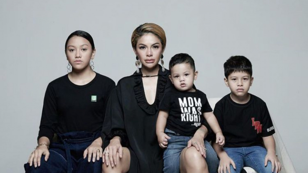 Nikita Mirzani dan ketiga anaknya [[Instagram]]