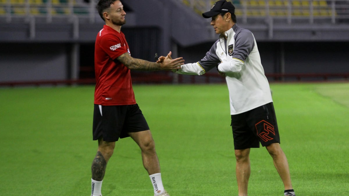 Pelatih Timnas Shin Tae Yong (kanan) juga mengurusi Timnas Indonesia Senior [[Antara]]