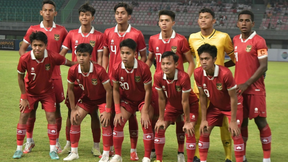 Timnas Indonesia U-17 berfoto bersama sebelum pertandingan persahabatan melawan Timnas Korea Selatan U-17 di Stadion Patriot Chandrabhaga, Bekasi, Jawa Barat, Rabu (30/8/2023). ANTARA FOTO/Fakhri Hermansyah/nym. [[ANTARA FOTO/Fakhri Hermansyah/nym]]