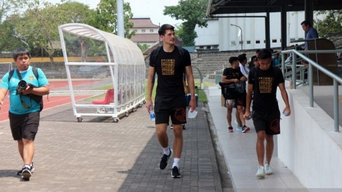 Perbandingan postur Elkan Baggott di antara pemain Timnas Indonesia U-23 saat latihan di Stadion Sriwedari Solo, Kamis (7/9/2023) [[ANTARA/Bambang Dwi Marwoto].]