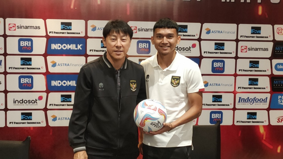 Shin Tae-yong dan Dendy Sulistyawan di Konferensi pers jelang pertandingan FIFA Matchday [[SuaraJatim/Dimas Angga]]