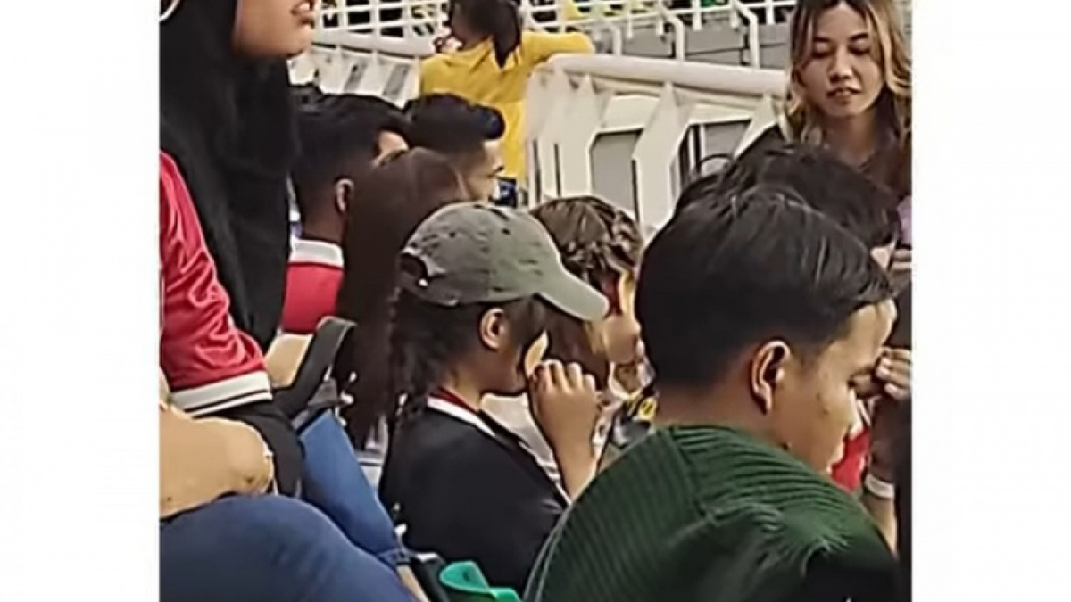 Fuji terlihat nonton Asnawi Mangkualam bertanding [(Instagram/@mimi.julid)]