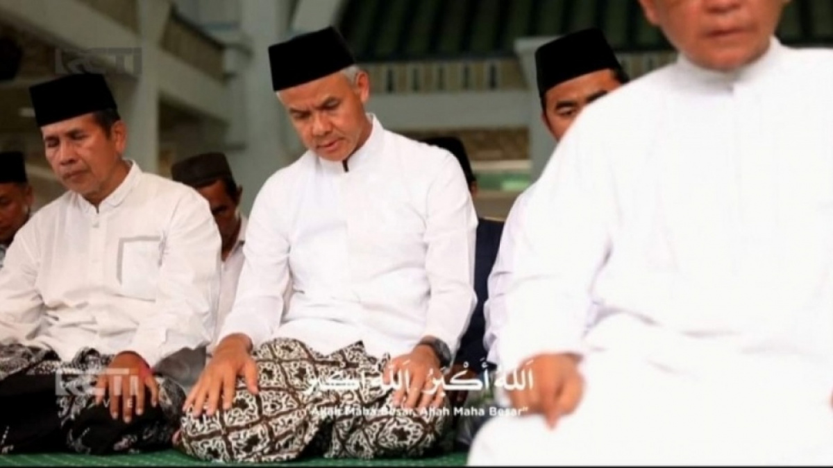 Ganjar Pranowo muncul di tayangan azan stasiun TV. Cara wudhu-nya jadi sorotan. [(Twitter/ShadowJoe2)]