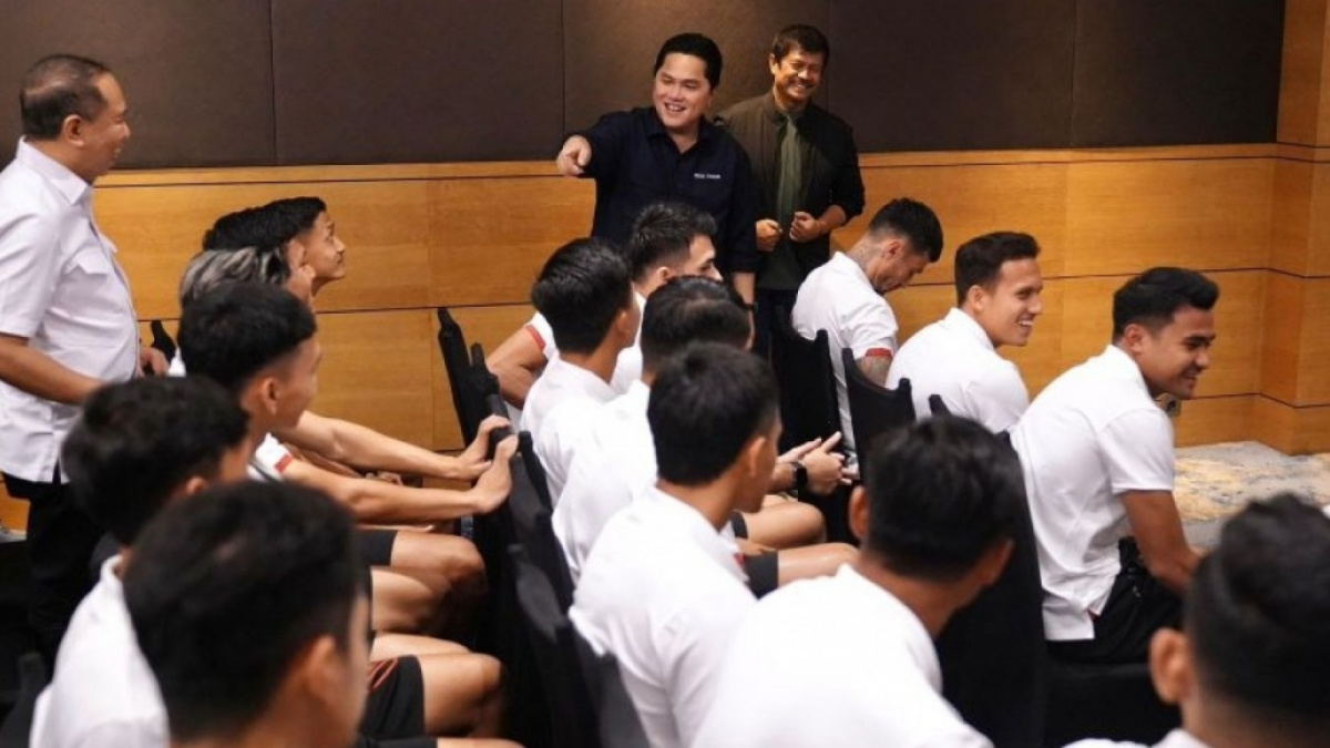 Ketua Umm PSSI, Erick Thohir (tengah) menyapa para pemain Timnas Indonesia senior  menjelang lawan Turkmenistan di FIFA Matchday 2023 [(ANTARA/Dhemas Reviyanto)]