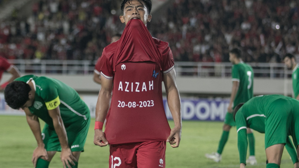 Arhan Pratama mencetak gol dan merayakannya dengan kaos bertuliskan nama Azizah di laga Indonesia vs Turkmenistan, Selasa (12/9/2023). [Antara]