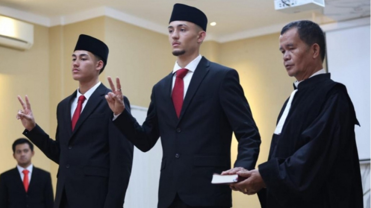 Ivar Jenner (tengah) dan Rafael Struick saat diambil sumpah menjadi WNI [[pssi.org]]