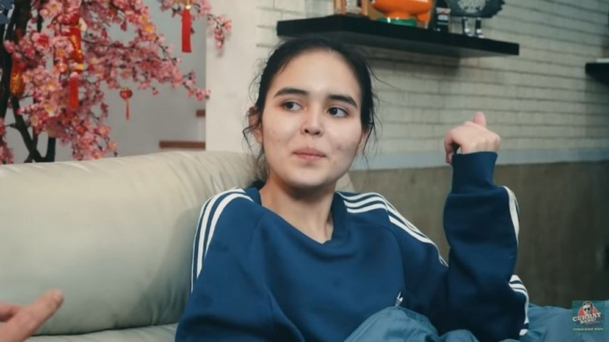 Laura Anna saat tampil di Woi Curhat Bang! milik Denny Sumargo. [[screenshot YouTube]]