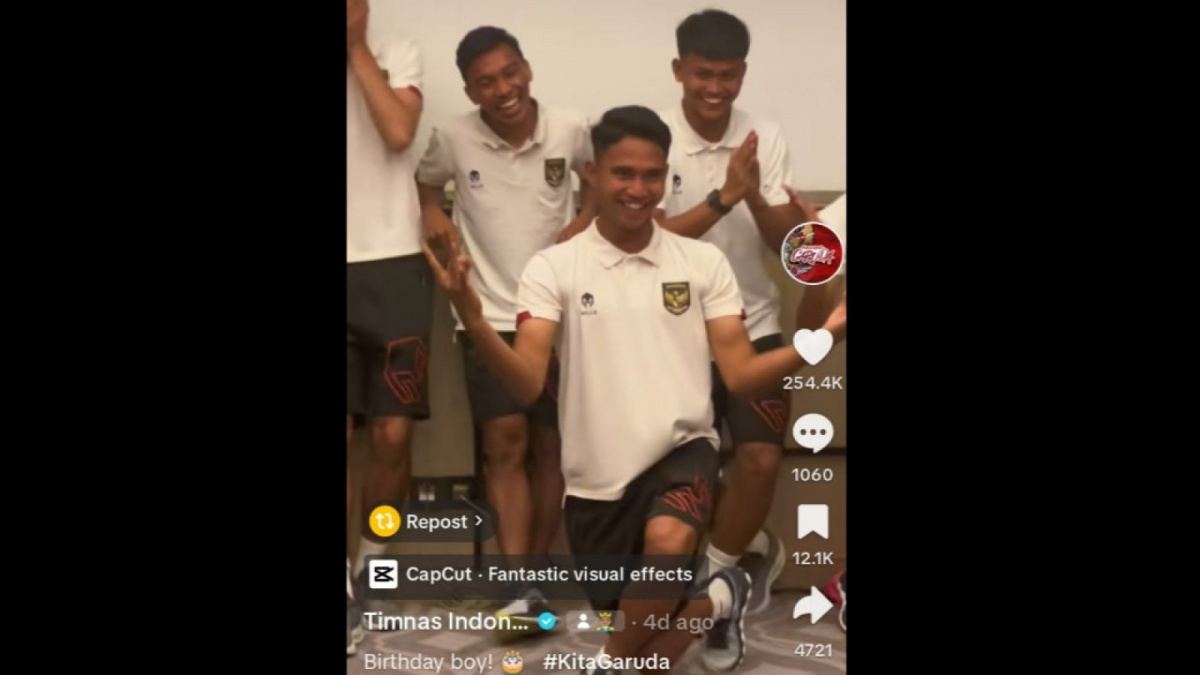Marselino Ferdinan unjuk kebisaan menari, Ivar Jenner (belakang, kiri) sampai tutup muka [[screenshot TikTok Timnas Indonesia]]