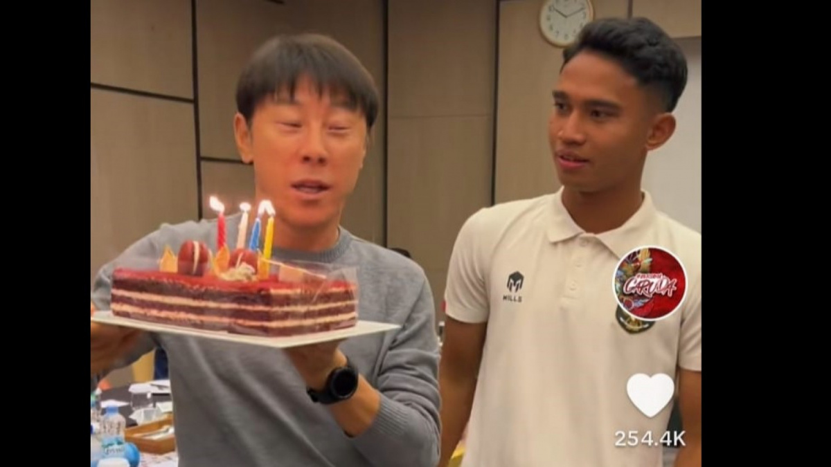 Momen Coach Shin Tae-yong pura-pura akan tiup lilin kue ultah Marselino Ferdinan [[screenshot TikTok Timnas Indonesia]]