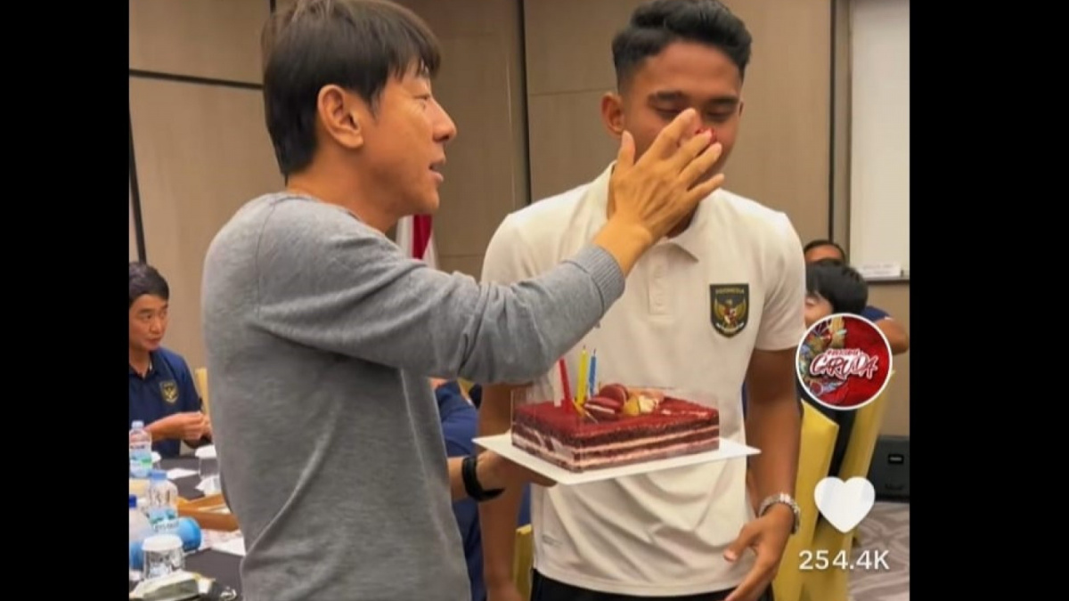 Momen Coach Shin Tae-yong tanpa ampun melumurkan buttercream di hidung Marselino Ferdinan [[screenshot TikTok Timnas Indonesia]]