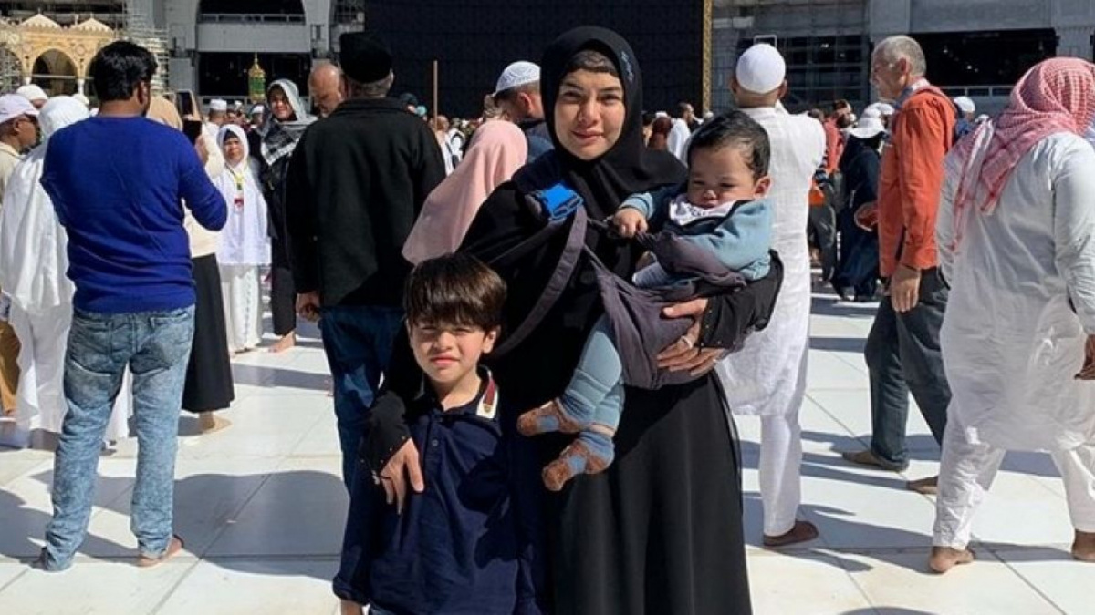 Nikita Mirzani bersama dua anaknya, Azka dan Arkana Mawardi [[Instagram]]