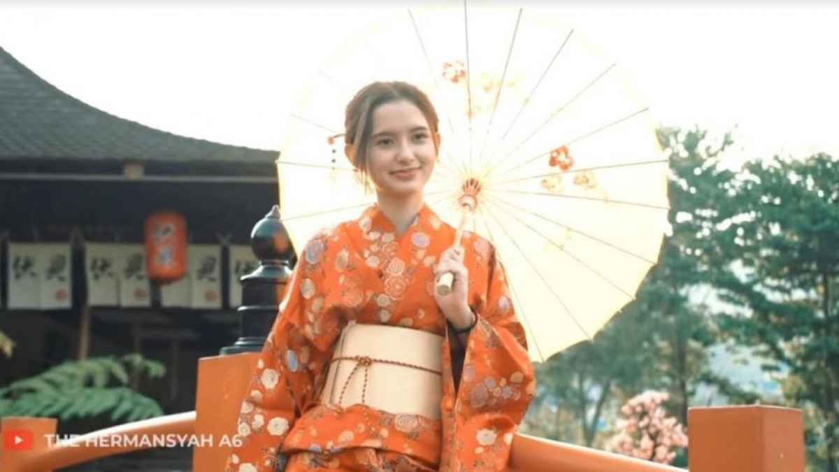 Potret Sarah Menzel Pakai Busana Jepang [[Youtube/A6 Hermansyah]]
