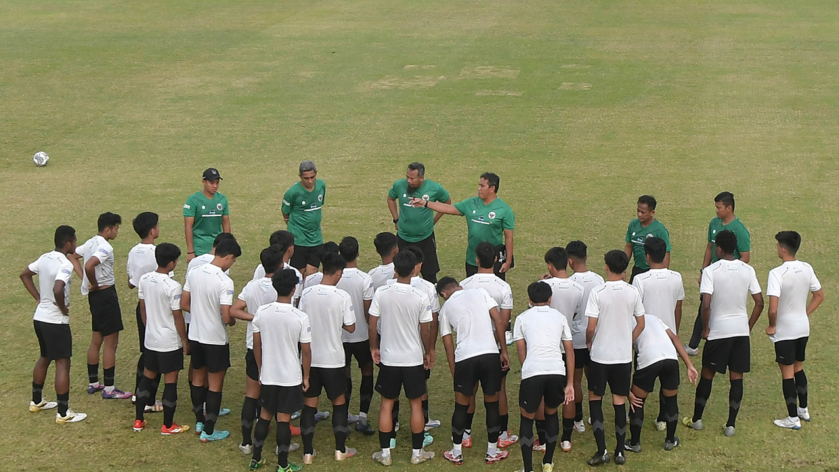 Timnas U-17 tengah mendengarkan arahan dari Coach Bima Sakti [[Antara]]