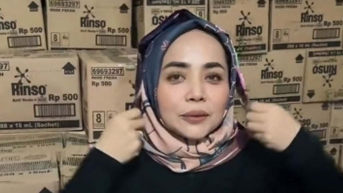 Muzdalifah saat jualan sabun dan tisu. [(TikTok/@muzdalifahnurahma)]